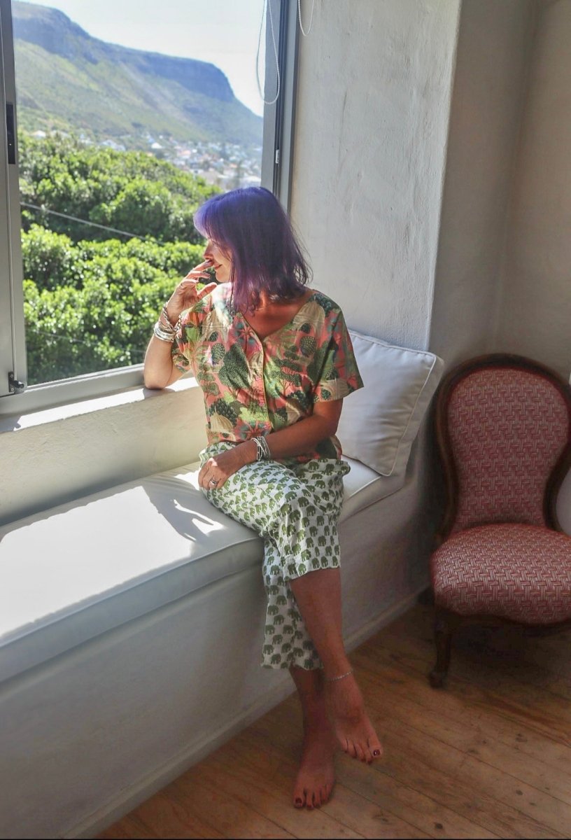 Cropped Frenchies - Pink Ellie - V - neck - Gawjus